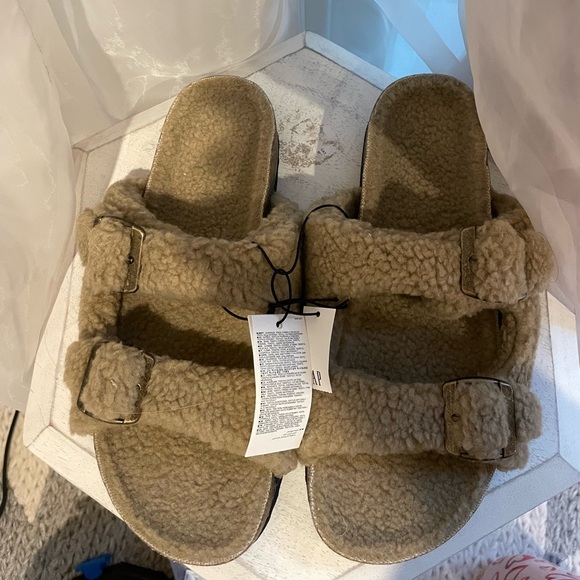 NWT GAP Sherpa slides size 7 women - Picture 5 of 7